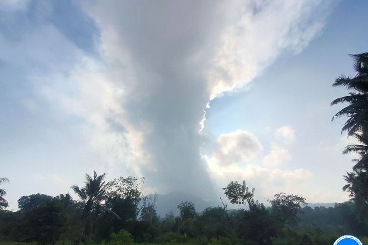 Visual gunung Lewotobi Laki-laki di Kabupaten Flores Timur, Nusa Tenggara Timur (NTT) pada Kamis (4/1/2024).