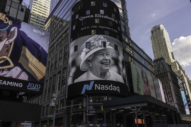 Potret Ratu Elizabeth II diperlihatkan di Times Square di New York, Amerika Serikat, pada Kamis (9/9/2022). Hal ini adalah wujud duka cita atas meninggalnya Ratu Elizabeth di usia 96 tahun.