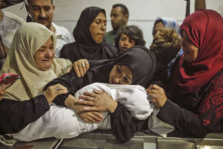 Luapan duka Ibu dari Leila al-Ghandour (tengah), bayi berumur 8 bulan asal Palestina yang tewas akibat insiden bentrokan dengan pasukan Israel di dekat perbatasan antara jalur Gaza dan Israel, di sebelah timur Kota Gaza, Senin (14/5/2018). Otoritas Palestina menyebut pasukan Israel telah menewaskan 55 orang dan melukai 2.700 orang dalam aksi protes dan bentrokan menentang pembukaan Kedutaan Besar Amerika Serikat di Yerusalem.