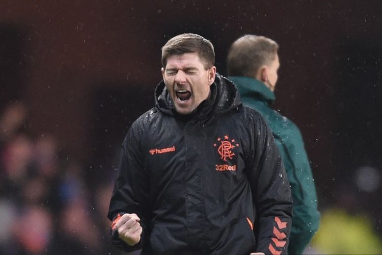 Ekspresi pelatih Glasgow Rangers, Steven Gerrard.
