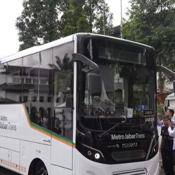 Penggantian nama Bus Rapid Transportation (BRT) menjadi Metro Jabar Trans (MJT) demi mendukung hadirnya transportasi terintegrasi di Bandung Raya oleh Pj Gubenur Jabar Bey Machmudin di Gedung Sate, Kota Bandung, Selasa (31/12/2024).