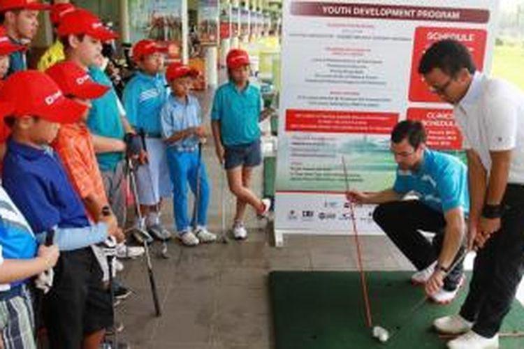 Fadhli Rahman Sutarso  bersama pemain amatir lainnya, Tirto tamardi dan Joseph Glynn, instruktur golf asal Irlandia yang kini mengajar di David Leadbetter Golf Academy Indonesia berbagi pengalaman selama mengikuti CIMB Niaga Indonesian Masters Youth Development Program.
