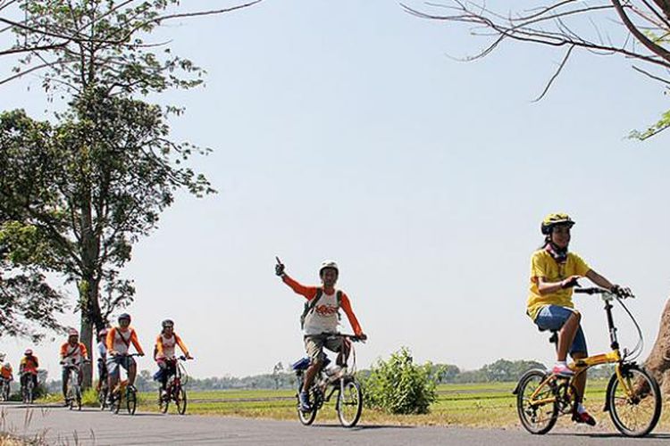 Peserta Jambore Sepeda Lipat Nasional Ke-5 di Solo dalam perjalanan menuju Waduk Cengklik, Boyolali, dari Taman Balekambang, Solo, Jawa Tengah, Sabtu (17/10/2015). Selain bersilaturahim, peserta memanfaatkan Jamselinas ini untuk berburu batik dan kuliner Solo.