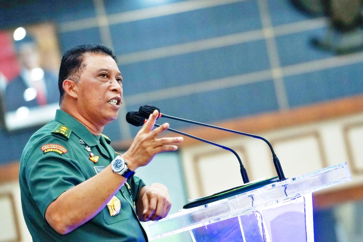 Mayjen TNI Dadang Hendrayudha menyampaikan sambutan dalam acara sosialisasi komponen cadangan di Makodam XII/Tanjungpura, Pontianak, pada Rabu (10/3/2021)