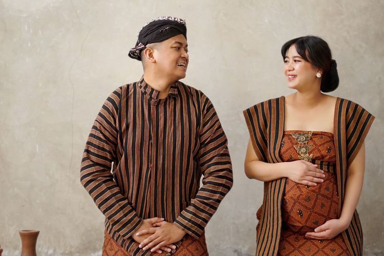 Pasangan suami istri asal Yogyakarta, Daniel Oscar Baskoro dan Erlinda Aji Ayuningrum, memanfaatkan teknologi ChatGPT untuk memilih nama buah hati pertama.