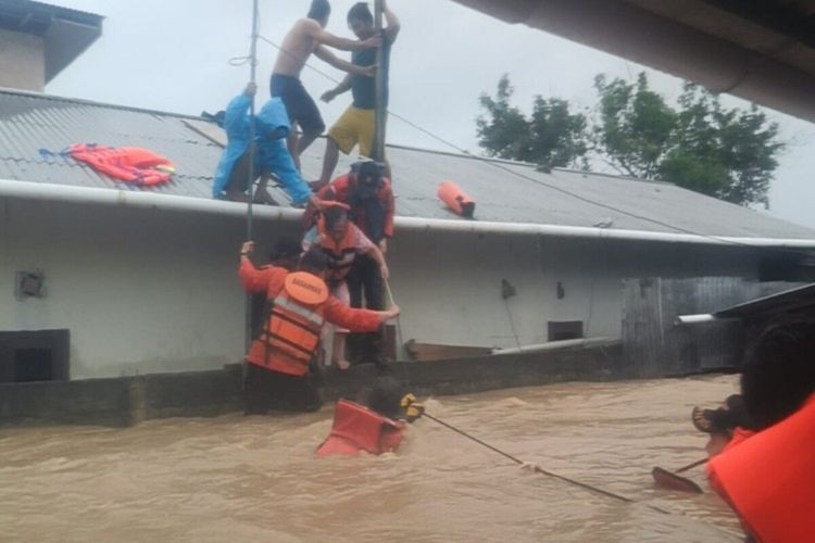 Basarnas Manado saat evakuasi warga yang terdampak banjir di Manado, Sulawesi Utara.