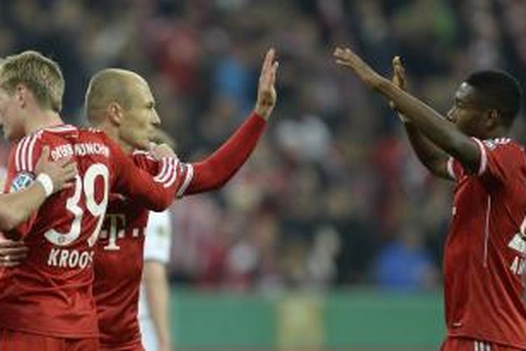 Dari kiri ke kanan, gelandang Bayern Muenchen Toni Kroos, Arjen Robben dan David Alaba merayakan gol kedua yang dicetak Kroos ke gawang Kaiserslautern pada semifinal DFB-Pokal, Rabu (16/4/2014).