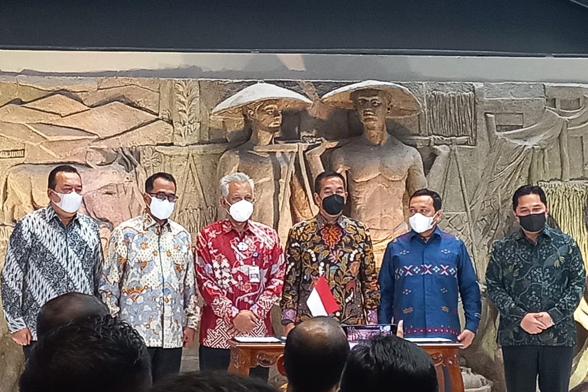 Konferensi pers penandatanganan dokumen penyerahaan pengelolaan Bandara Kualanamu, Kamis (7/7/2022).