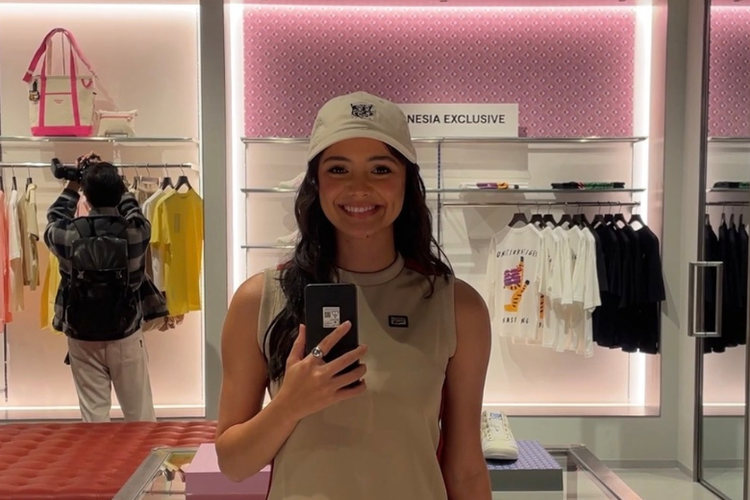Amanda Rawles dalamacara pembukaan kembali toko Onitsuka Tiger di Plaza Senayan pada Selasa (02/06)