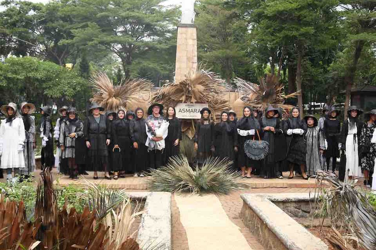 Peluncuran koleksi Asmara, kolaborasi desainer Barli Asmara dan Sorabel di Jakarta (20/11).