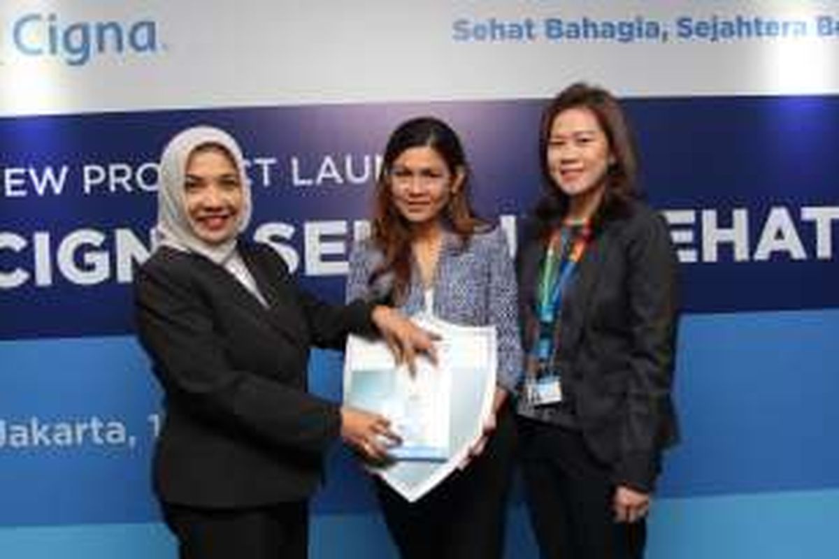 Chief Distribution Officer Cigna Life Herlin Sutanto (tengah) bersama Chief Telemarketing Officer Siti Azizah (kiri) dan VP & Head of Product Marketing Jong Wie Siu meluncurkan produk baru 