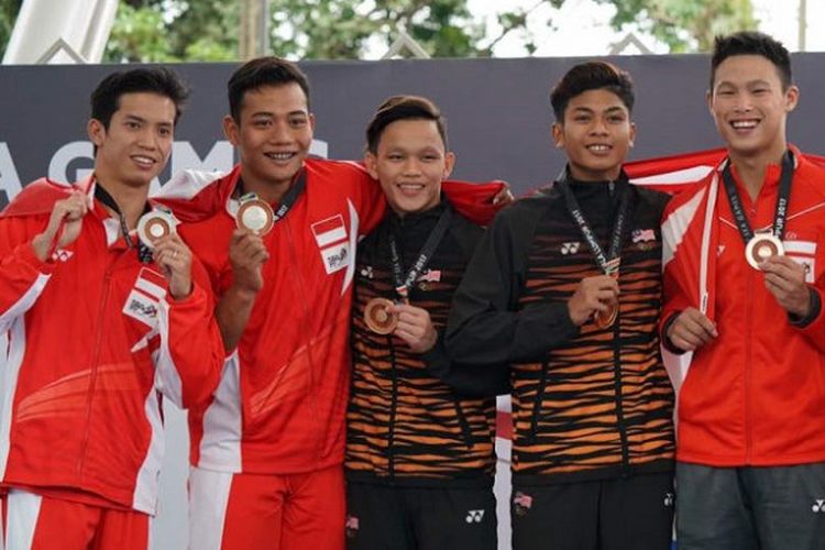 Atlet loncat indah Indonesia, Adityo Restu Putra dan Andriyan (paling kiri) berpose di podium setelah meraih medali perak dari nomor 10 meter papan sinkronisasi SEA Games 2017 yang berlangsung di National Aquatic Stadium, Rabu (30/8/2017).