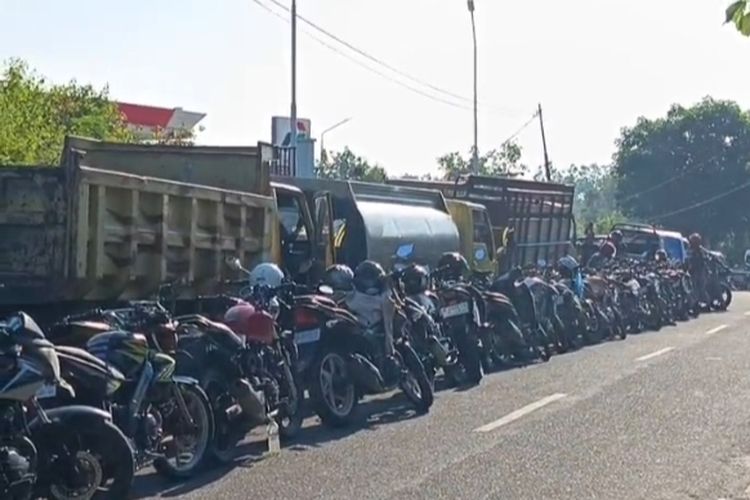 BBM di Lembata Dibilang Aman, Kenapa Antrean SPBU Mengular?