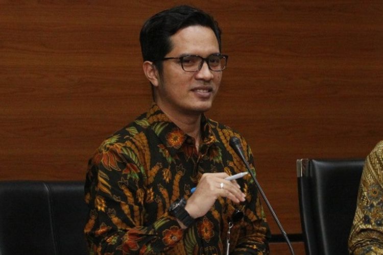 Wakil Ketua KPK Saut Situmorang (kanan) didampingi Jubir KPK Febri Diansyah (kiri) menyampaikan keterangan pers perihal operasi tangkap tangan di Labuhanbatu, Sumatera Utara ketika konferensi pers di Gedung KPK, Jakarta, Rabu (18/7). KPK melakukan operasi tangkap tangan di Labuhan Batu pada Selasa (17/7) kemarin terhadap lima orang, empat orang berhasil diamankan dan seorang lainnya berhasil kabur dengan membawa uang senilai Rp576 juta yang diduga sebagai uang suap terkait fee proyek di lingkungan pemerintah daerah Labuhan Batu. KPK akhirnya menetapkan tiga orang sebagai tersangka,  dimana Bupati Labuhanbatu Pangonal Harahap adalah salahsatu diantaranya.