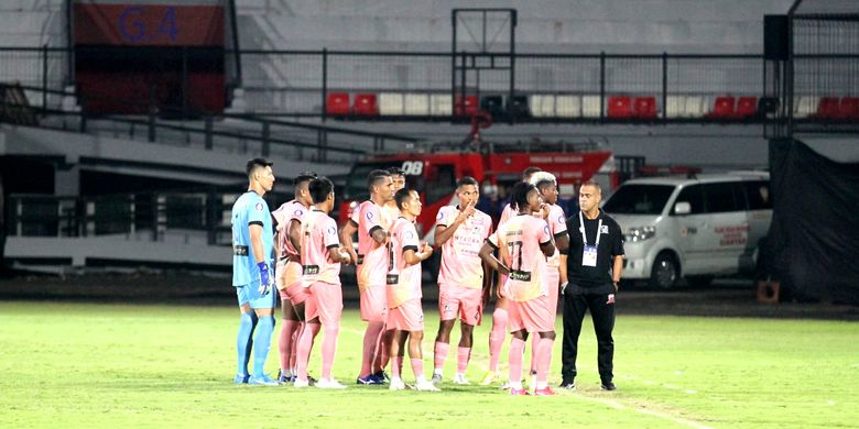 Pertandingan tunda pekan ke-22 Liga 1 2021-2022 yang mempertemukan Persipura Jayapura kontra Madura United, Senin (21/2/2022), gagal digulirkan. Penyebabnya, Persipura tidak datang ke stadion sampai dengan dilakukannya kick-off laga.
