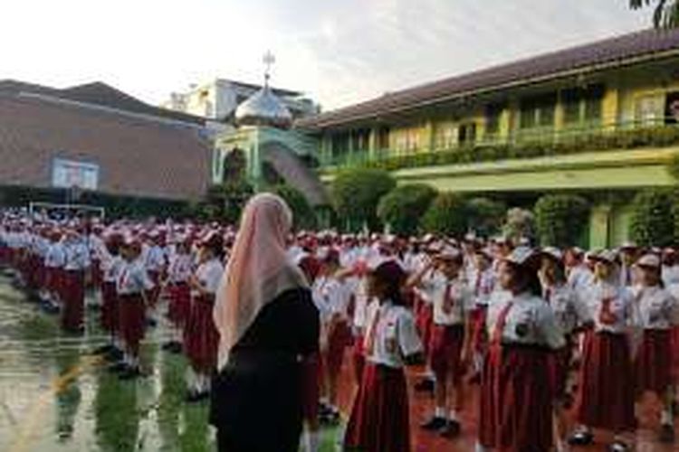 Siswa-siswi Sekolah Dasar Negeri (SDN) 01 Menteng, Jakarta Pusat saat hari pertama masuk sekolah, Senin (18/7/2016).