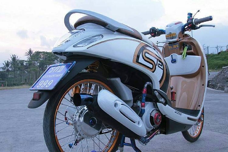 Pelat nomor Thailand pada skutik bergaya Thailook