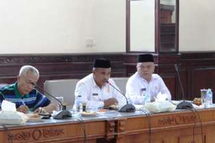 Asisten II Setdakab Aceh Tengah Amir Hamzah (Tengah), saat rapat kerja dan dengar pendapat bersama DPRK Aceh Tengah membahas PLTA Peusangan I dan II di ruan sidang DPRK setempat, Rabu (30/3/2016). 