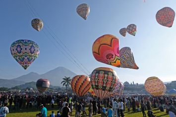 Warna-warni Balon Udara Hiasi Langit Wonosobo