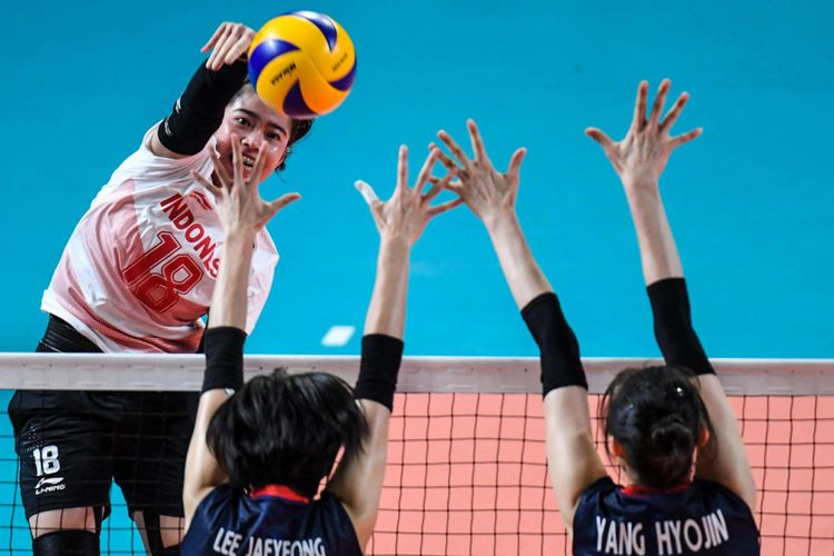 Pebola voli Indonesia Andriyanti melepas smash ke tim voli Korea pada pertandingan babak perempatfinal bola voli putri Asian Games 2018 di Tennis Indoor Senayan, Jakarta Pusat, Rabu (29/8/2018). Tim voli Korea Selatan menang dan melanjutkan ke semifinal.