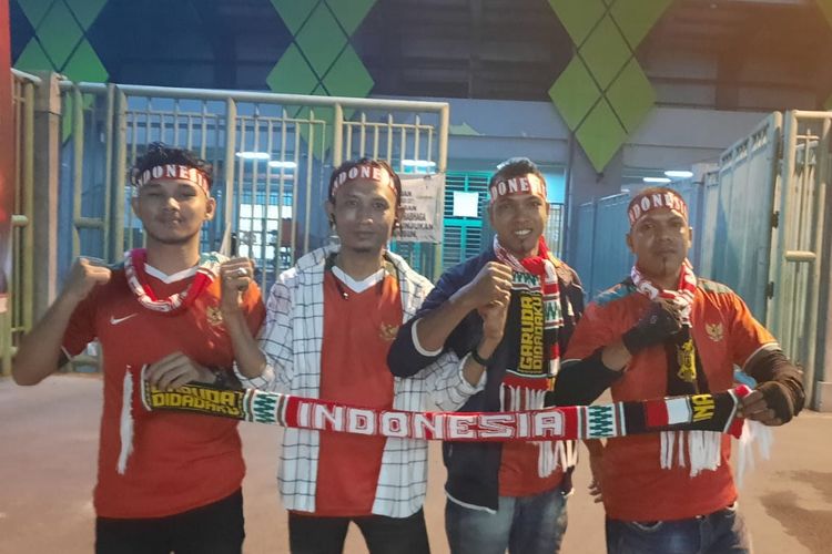Suporter usai menyaksikan timnas U19 Indonesia vs Myanmar pada laga pamungkas Grup A Piala AFF U19 2022 di Stadion Patriot Candrabhaga, Bekasi, Minggu (10/7/2022) malam WIB.