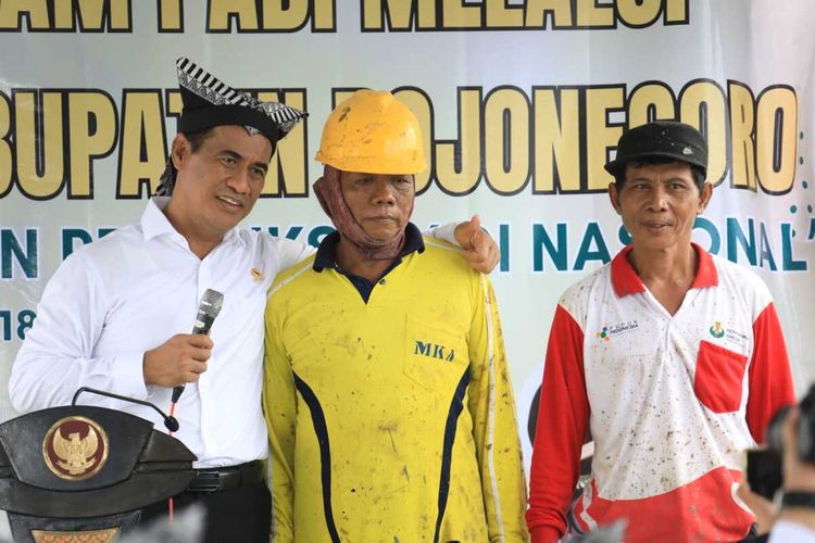 Menteri Pertanian, Andi Amran Sulaiman saa melakukan kunjungan kerja menyapa para petani di Desa Tulungagung, Kecamatan Baureno, Kabupaten Bojonegoro, Jawa Timur. Senin (18/3/2024)