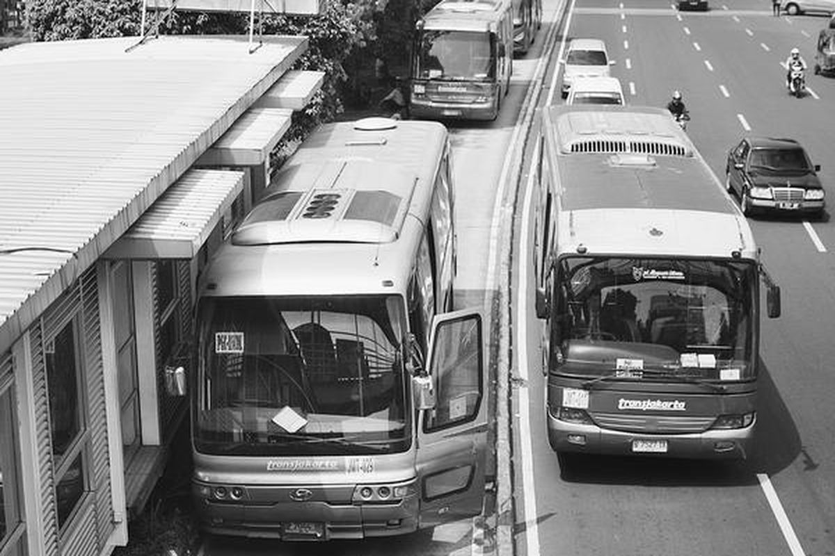 Bus transjakarta  jurusan PGC-Ancol mogok akibat kerusakan transmisi di Halte Tegalan, Jalan Matraman Raya, Jakarta Timur, Senin (21/5). Bus yang mogok dan belum dipindahkan mengakibatkan busway tidak bisa dilalui. Bus transjakarta harus melaju di salah satu lajur Jalan Matraman Raya.