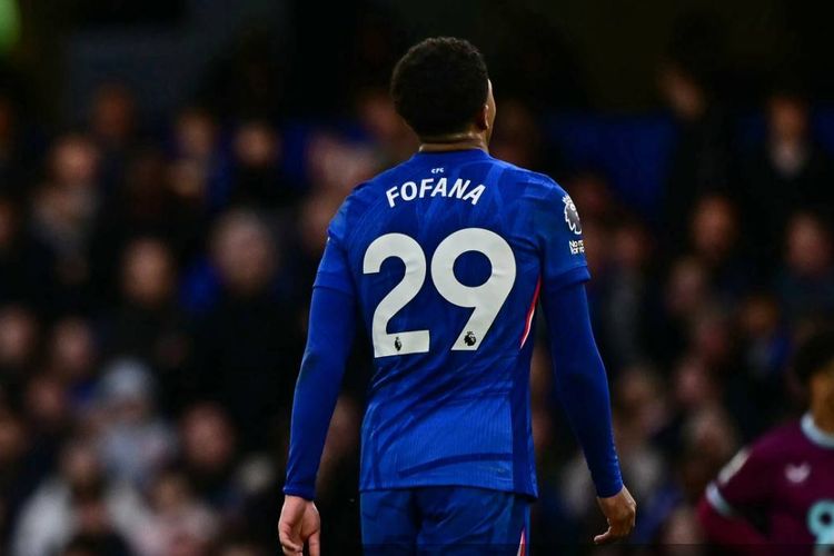 Bek Chelsea, Wesley Fofana, meninggalkan lapangan setelah menerima kartu merah lawan Burnley di laga Premier League yang bergulir di Stamford Bridge, London, pada Sabtu (21/2/2026).