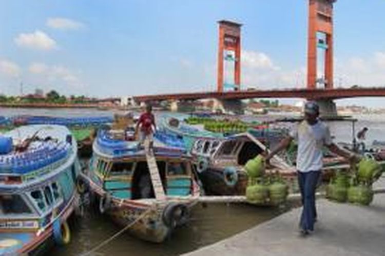 Kesibukan bongkar muat barang ke perahu jukung di Dermaga 16 Ilir, Palembang, Sumatera Selatan, Sabtu (22/6/2013), yang akan didistribusikan ke kawasan pedalaman Sumatera Selatan.  