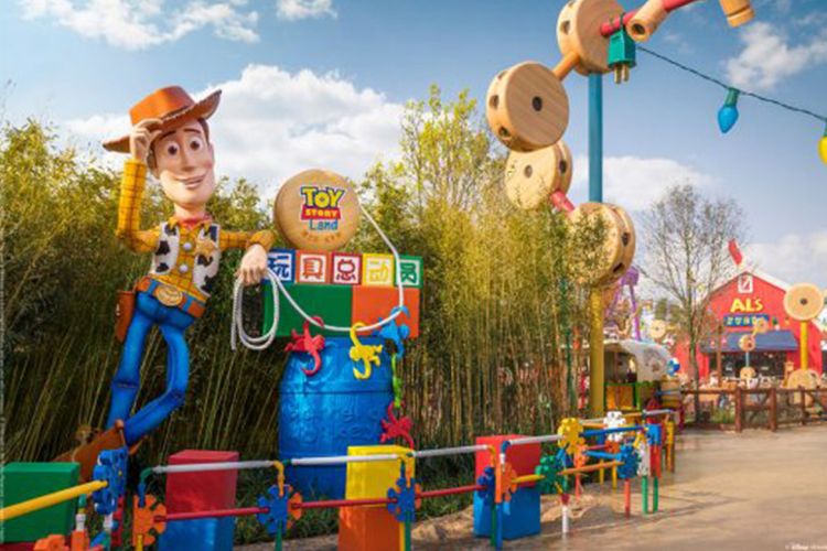 Toy Story Land yang ada di Shanghai Disneyland.
