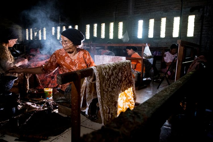 Ilustrasi pembuat batik di Lasem, Jawa Tengah