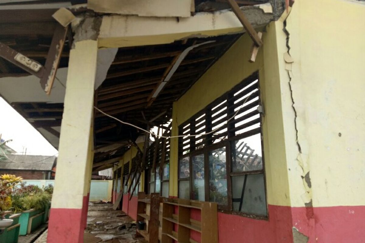 Atap bangunan Sekolah Dasar Negeri Malangnengah II, Pegedangan, Kabupaten Tangerang, pada Senin (11/11/2019) pukul 18.00 WIB, roboh. Padahal, bangunan yang diperuntukan tiga kelas tersebut sebelumnya sempat direnovasi dua kali. 