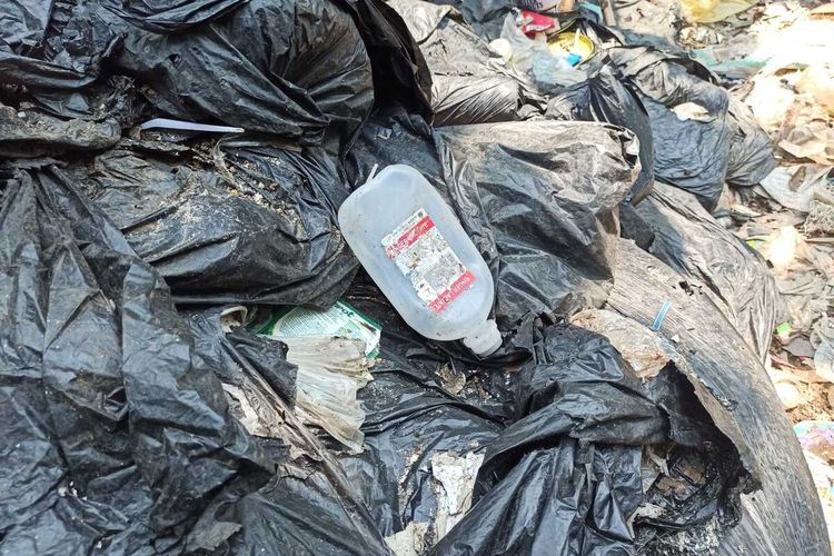 Limbah medis ditemukan pada tumpukan sampah di pekarangan warga, di Desa Mancilan, Kecamatan Mojoagung, Kabupaten Jombang, Jawa Timur.