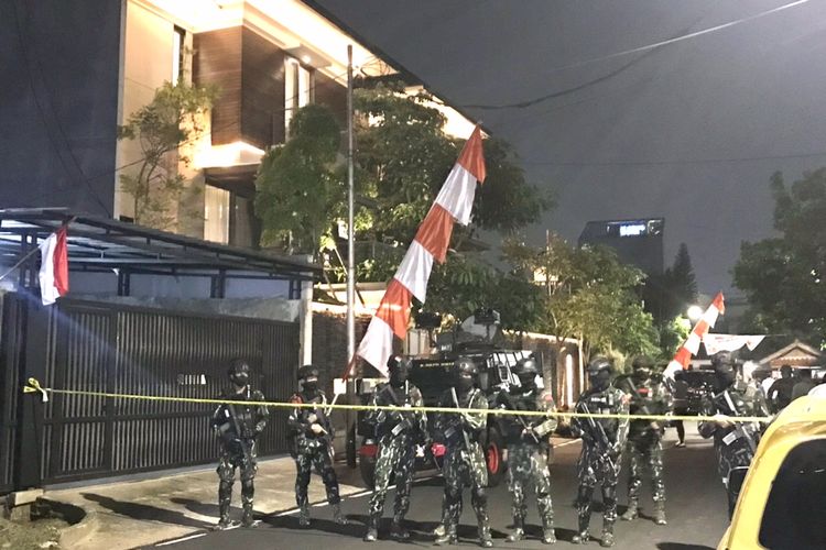Proses penggeledahan di rumah pribadi mantan Kepala Divisi Profesi dan Pengamanan (Kadiv Propam) Polri Irjen Ferdy Sambo di Jalan Saguling, Duren Tiga, Pancoran, Jakarta Selatan, Selasa (9/8/2022) hingga pukul 22.20 WIB masih terus berjalan.