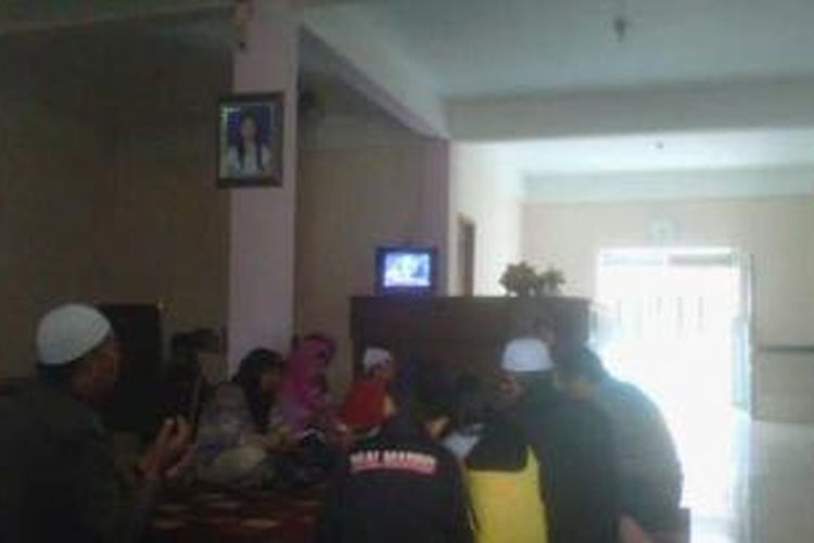 Suasana yasinan yang ada di rumah Khairunisa, di Jalan Pipa Kelurahan Pipa Reja Kecamatan Kemuning Palembang, Rabu (31/12/2014). 
