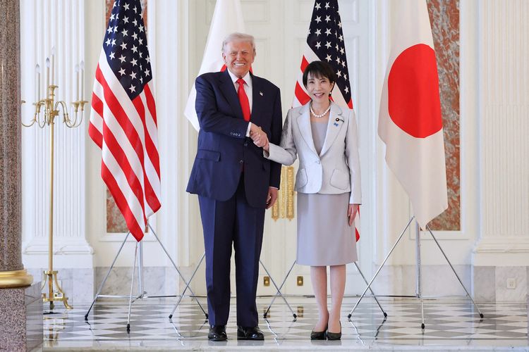 Perdana Menteri Jepang Sanae Takaichi (kanan) berjabat tangan dengan Presiden Amerika Serikat Donald Trump di Istana Akasaka Tokyo, Selasa (28/10/2025).