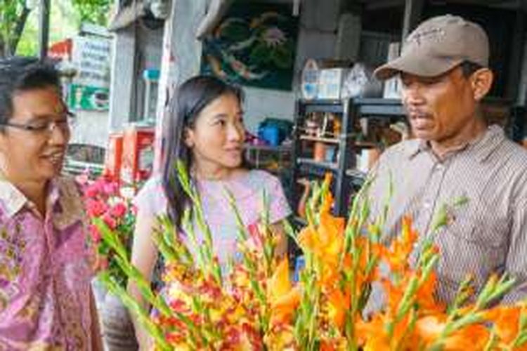 Hero dan Mariani bersama seorang rekanan florist di kota Semarang, Tristiadi (kanan)