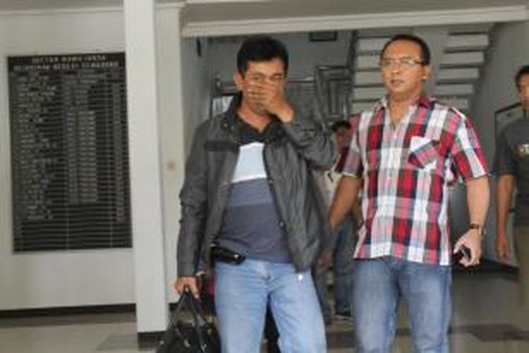 Seorang buronan kasus korupsi program kemiskinan, Djoko Mulyono (45) (kiri-jaket hitam) saat hendak dibawa dari Kantor Kejaksaan ke Lapas Kedungpane Semarang, Sabtu (20/9/2104).