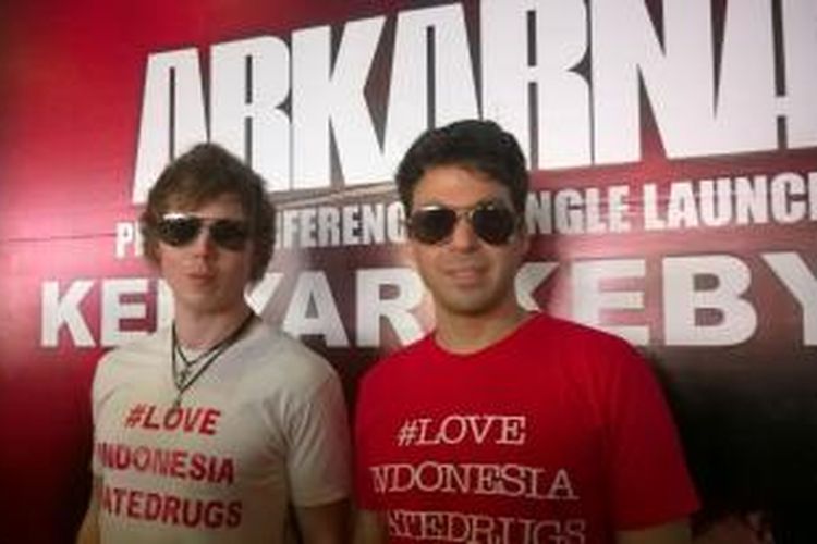 Matt Hart (kiri) dan Ollie Jacobs (kanan) dari grup Arkarna asal Inggris diabadikan sesudah jumpa pers di Mall Central Park, Grogol, Jakarta Barat, Senin (17/8/2015).