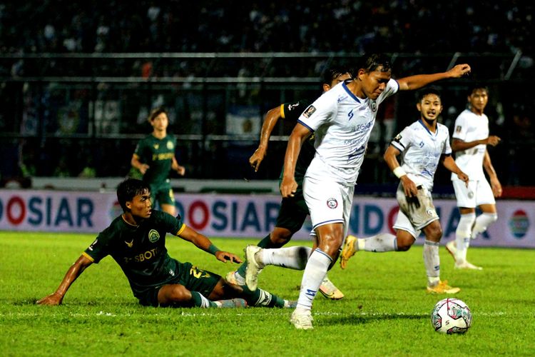 Aksi pada laga Persikabo 1973 vs Arema FC di laga lanjutan Piala Presiden, Minggu (19/6/2022).