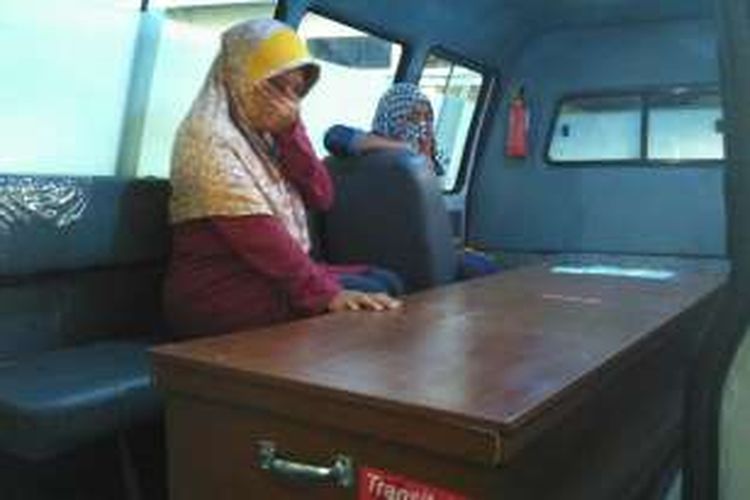 Keluarga almarhum Lalu Yakup, jenazah korban kapal TKI tenggelam tiba di Lombok, Kamis (10/11/2016)