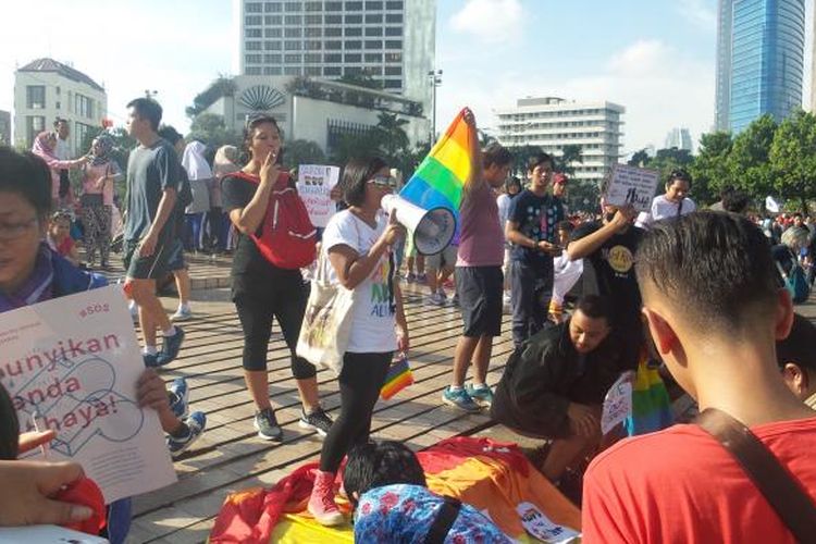 Komunitas Lesbian, Gay, Biseksual, dan Transgender (LGBT) mengikuti aksi
solidaritas untuk YY, remaja yang meninggal setelah diperkosa dan dibunuh
oleh 14 pemuda di Bengkulu. Aksi dilakukan di kawasan Hari Bebas Kendaraan
Bermotor (HBKB), Bunderan HI, Jakarta Pusat, Minggu (15/5/2016).
