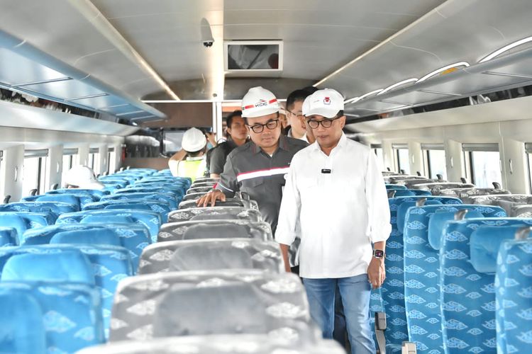  Menteri Perhubungan Budi Karya Sumadi di gerbong Kereta Cepat Jakarta Bandung, Sabtu (28/1/2023).