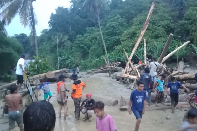 Material banjir berupa lumpur dan kayu menumpuk di sungai Desa Salua Kecamata Kulawi Kabupaten Sigi. Warga pengungsi gempa yang masih berada di tenda pun terkena banjir ini.