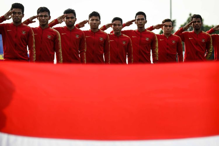 Pemain Timnas U-23 Indonesia menyanyikan lagu kebangsaan Indonesia Raya dalam pertandingan Grup B SEA Games 2019 di Stadion Sepak Bola City Of Imus Granstand, Filipina, Kamis (5/12/2019). Timnas Indonesia menang 4-0 dari Laos.