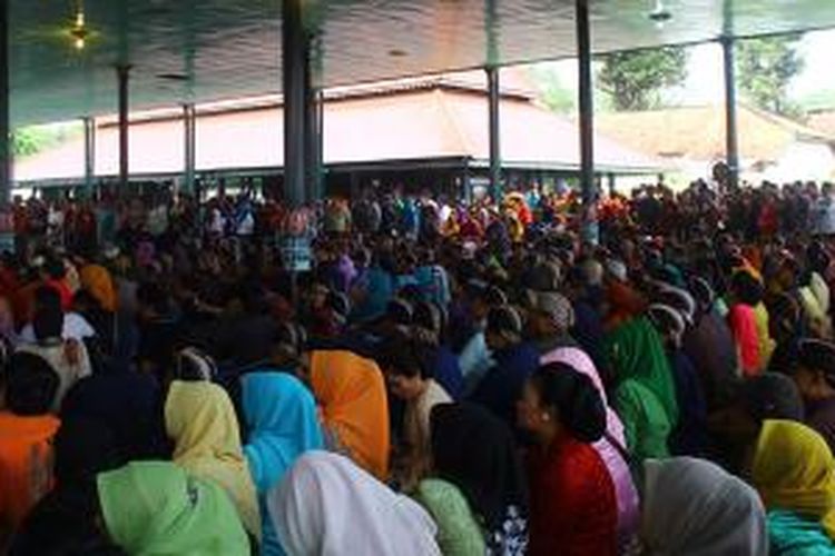 Ribuan warga Yogyakarta memenuhi Pagelaran Keraton untuk menghadiri Pisowan Ageng, Sabtu (7/3/2015).
