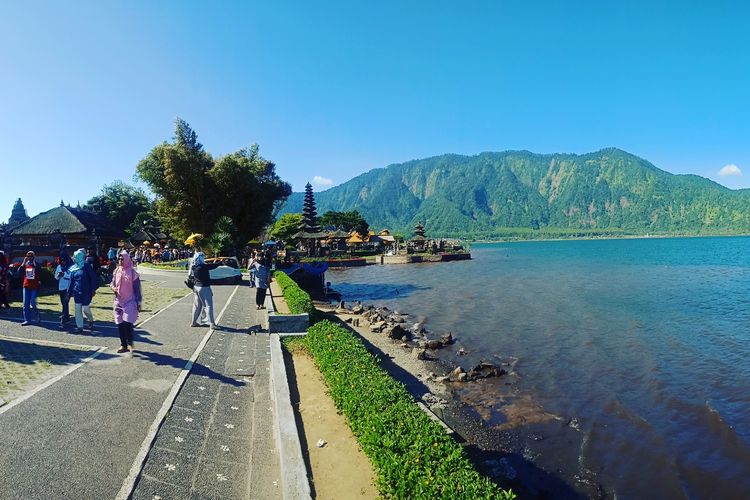 Pemandangan Danau Beratan di Bedugul. Danau Beratan bisa menjadi salah satu pilihan tempat melihat sunrise di Bali.