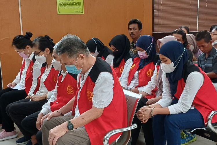 Para terdakwa kasus penganiayaan asisten rumah tangga (ART) bernama Siti Khotimah (23) saat menunggu Majelis Hakim membacakan vonis di Pengadilan Negeri Jakarta Selatan, Senin (24/7/2023).