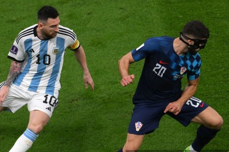 Kapten Argentina Lionel Messi (kiri) membayangi bek Kroasia Josko Gvardiol pada laga semifinal Piala Dunia 2022 di Lusail Iconic Stadium, Lusail, Rabu (14/12/2022) dini hari WIB.