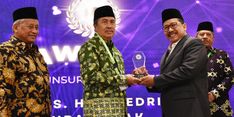 Gubri Terima Penghargaan Tokoh Wakaf Nasional Unsur Kepala Daerah dari BWI Award 2022
